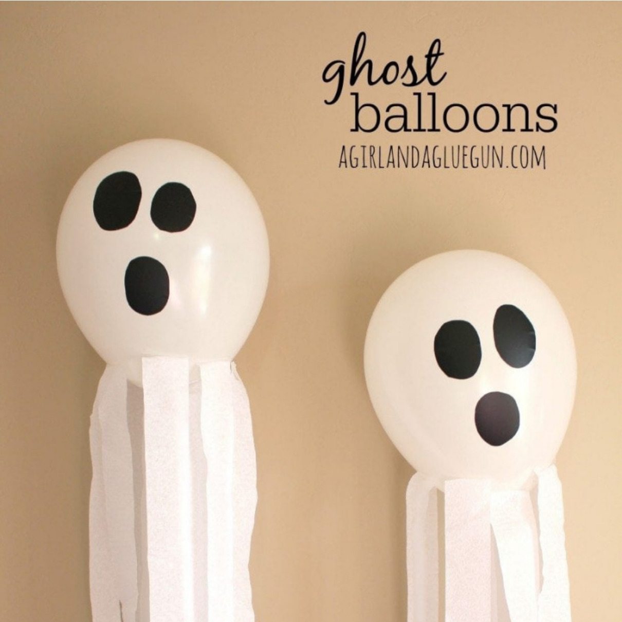 Fantasmas hechos con globos para Halloween