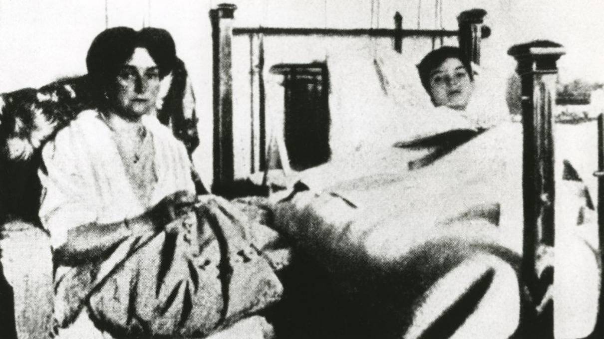 Alejandra Fiódorovna y su hijo Alekséi Románov.