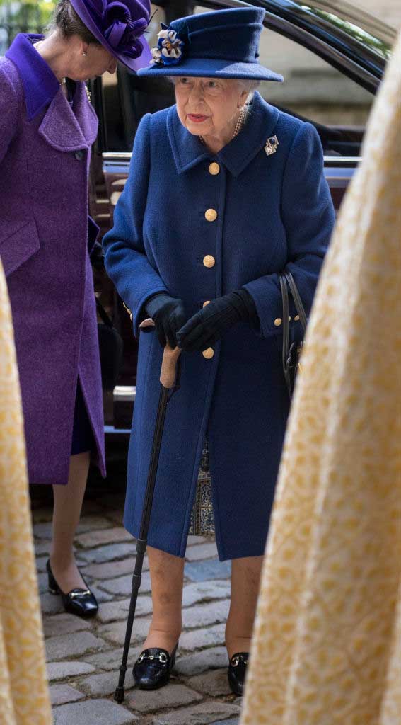 Reina Isabel II usando bastón