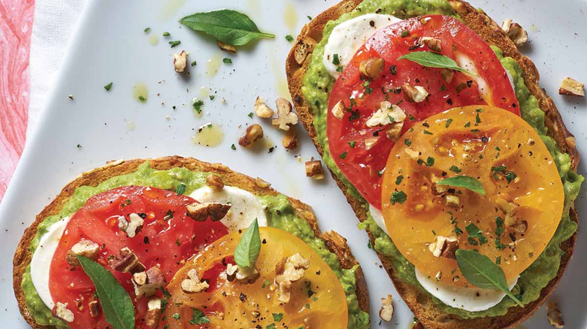 Tostadas de aguacate con queso mozzarella y jitomate