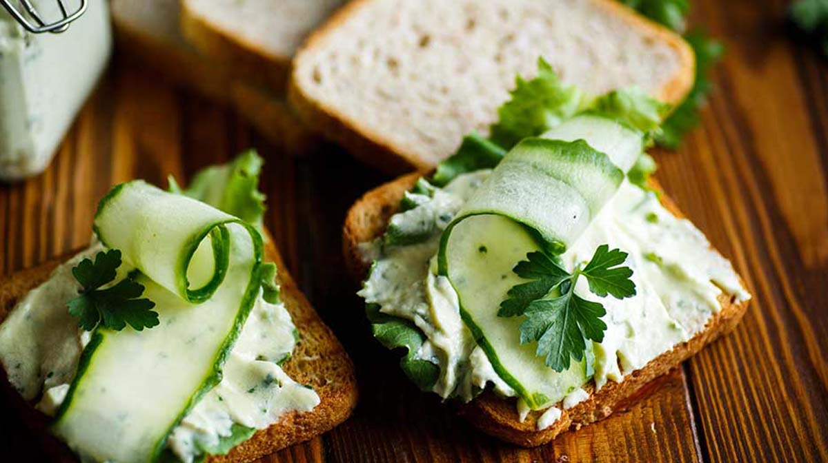 Sándwich de requesón con pepino