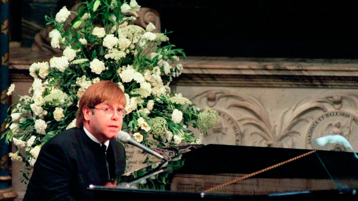 Elton John en el funeral de la princesa Diana