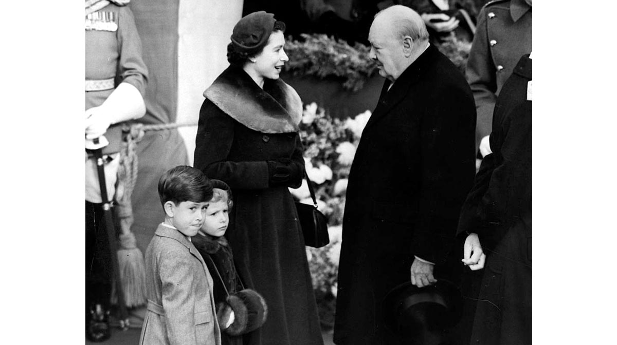 Isabel e hijos con Churchill