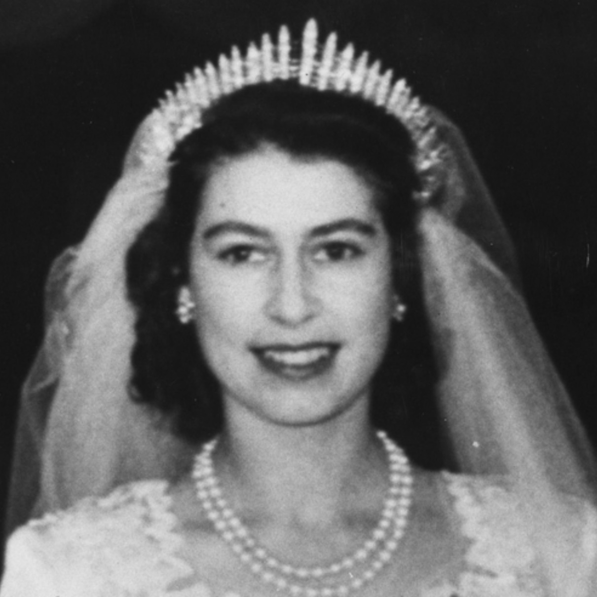 La corona que usó la reina Isabel II en su boda