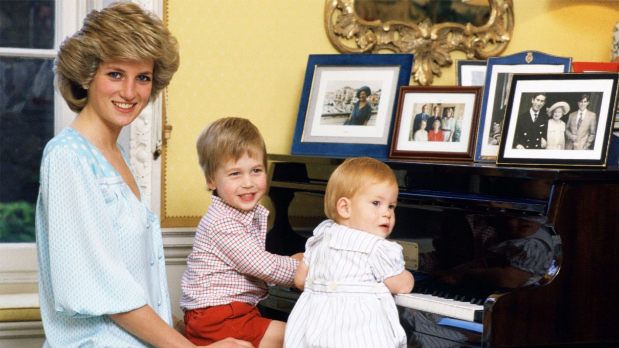 Princesa Diana con William y Harry en el Palacio de Kesington