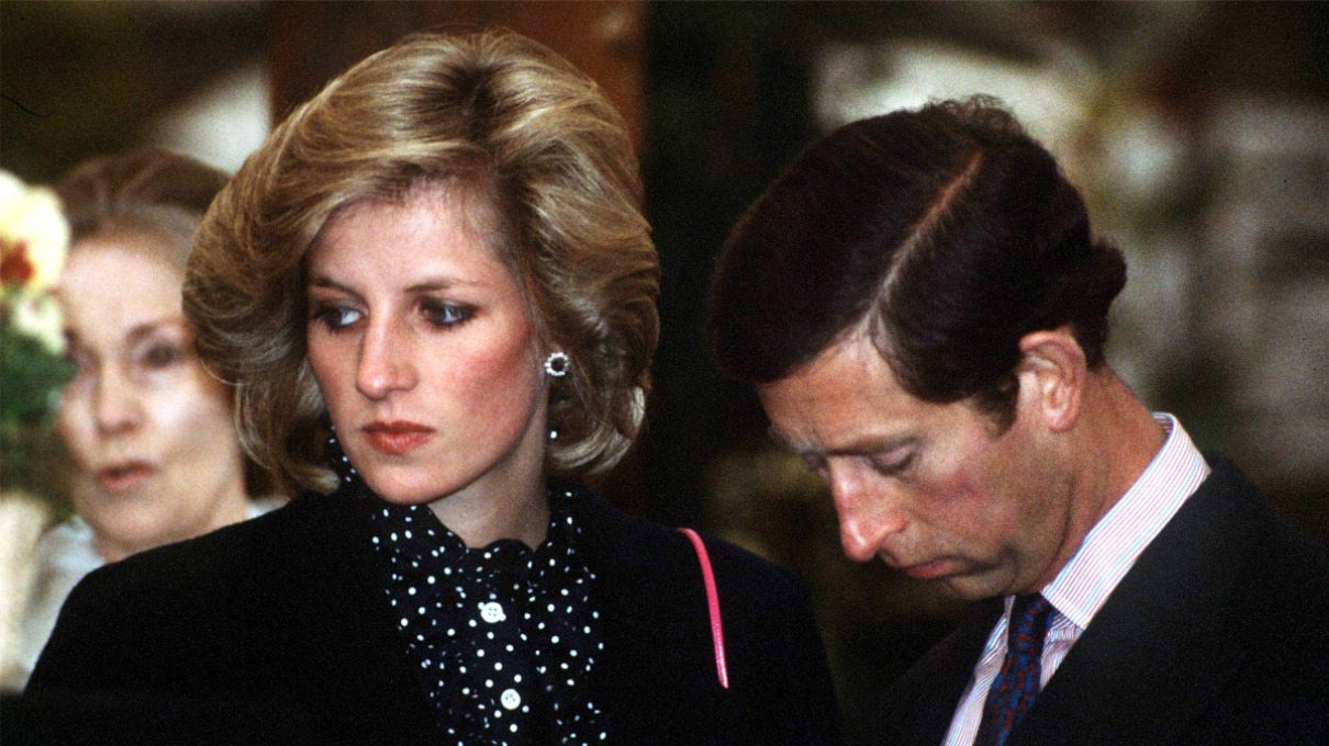 Princesa Diana y el príncipe Carlos incómodos