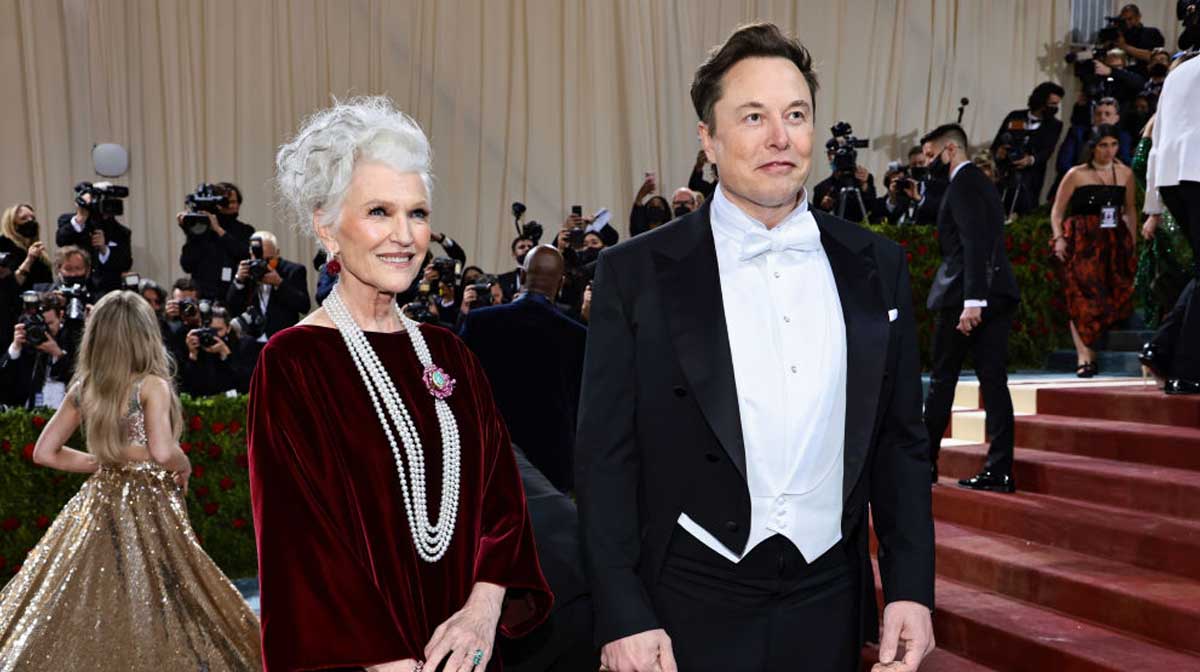 Elon y su mamá, la modelo Maye Musk