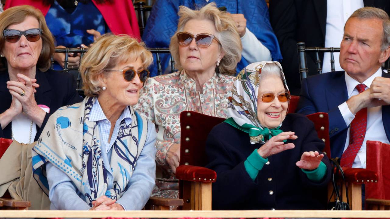 reina isabel aplaudiendo en el festival ecuestre de windsor