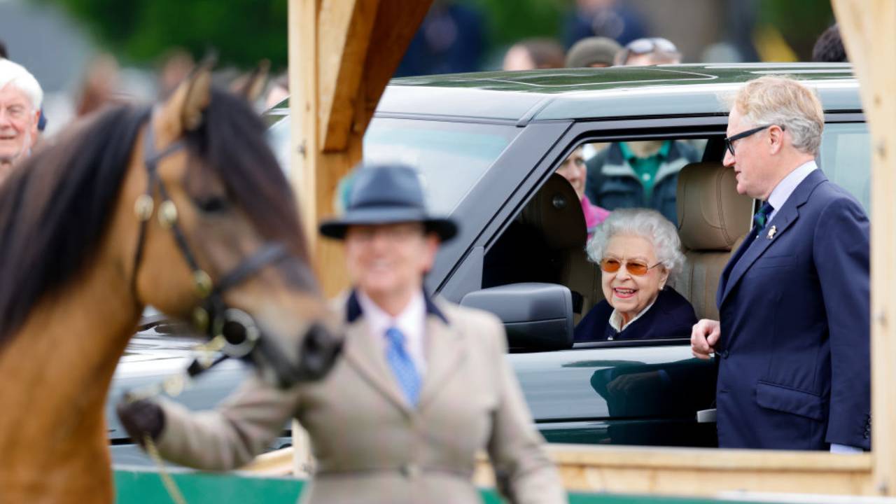 la reina isabel llegando en su range rover al festival ecuestre de windsor