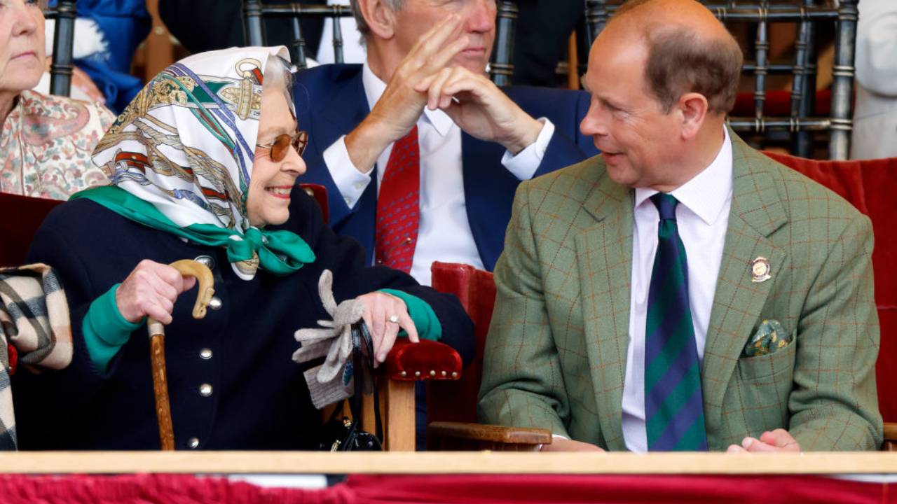 la reina muy contenta con su hijo eduardo en el festival de la fell pony society