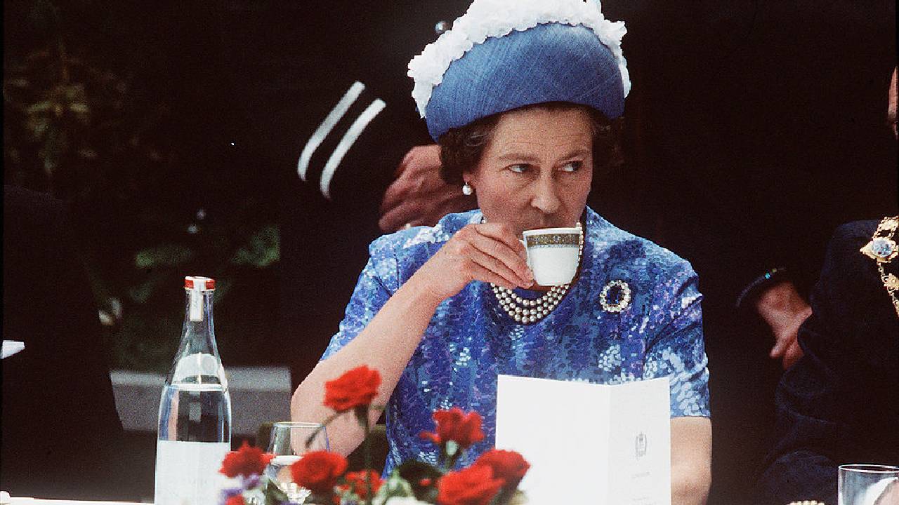 reina Isabel tomando té en la visita oficial a Irlanda del Norte 1977