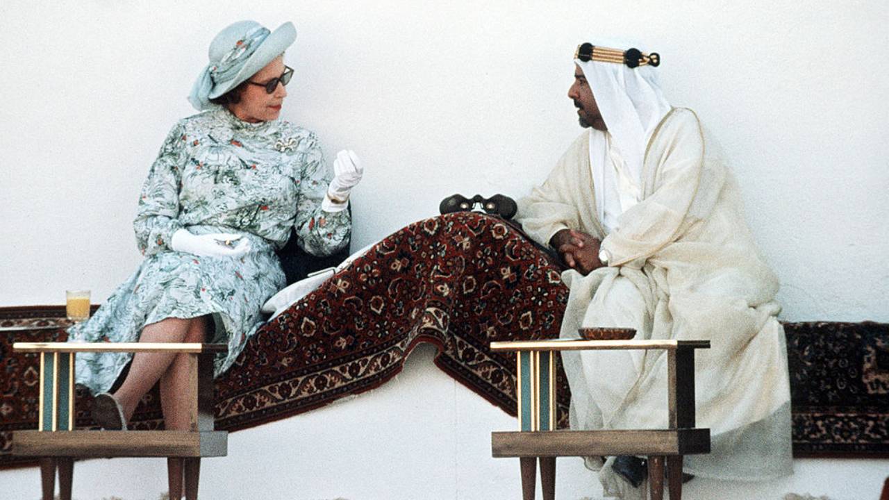 reina isabel tomando té con el emir de bahrein foto