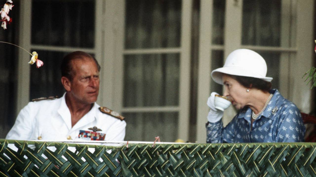 la reina Isabel tomando té en Nauru, Micronesia con su esposo, el duque Felipe de Edimburgo