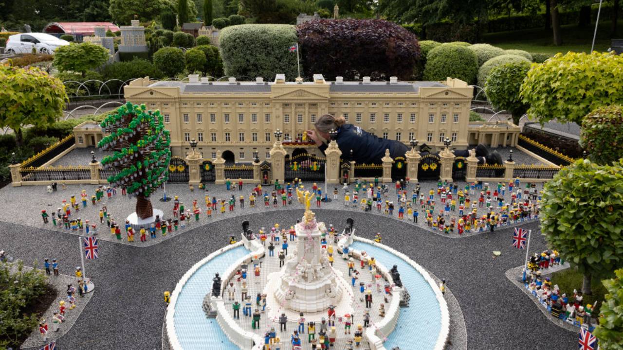 escena de las afueras del palacio de buckingham de la reina isabel con legos