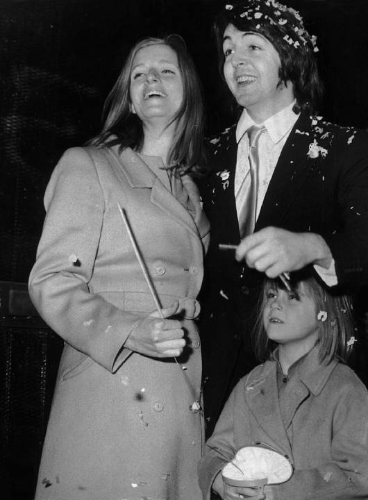 fotos de Paul McCartney con Linda en su boda con Heather