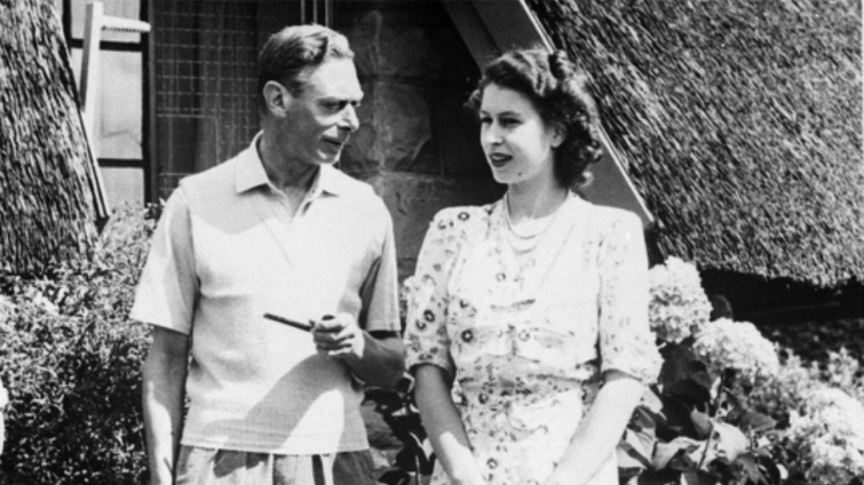 La reina Isabel II con su padre, el rey Jorge VI