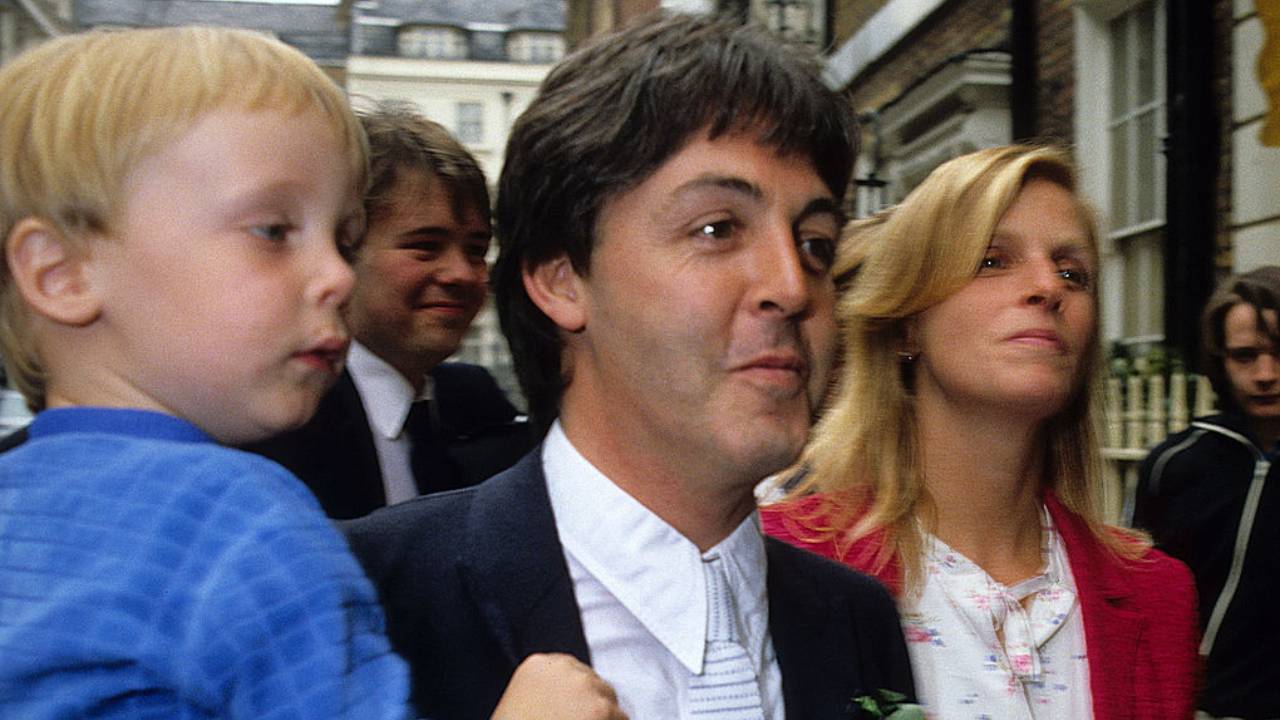 El ex Beatle asiste con su hijo James y su esposa, Linda McCartney, a la boda de Ringo Starr y Barbara Bach, que se celebró en el club Rags Mayfair.