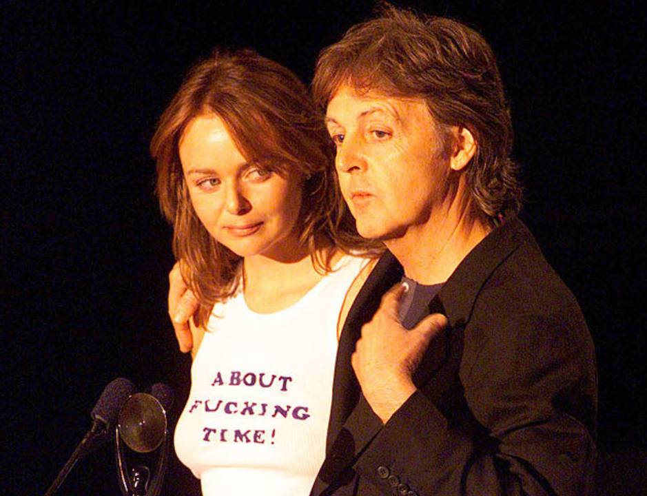 Paul posa con una muy joven Stella McCartney en el Rock and Roll Hall of Fame, de Nueva York. 