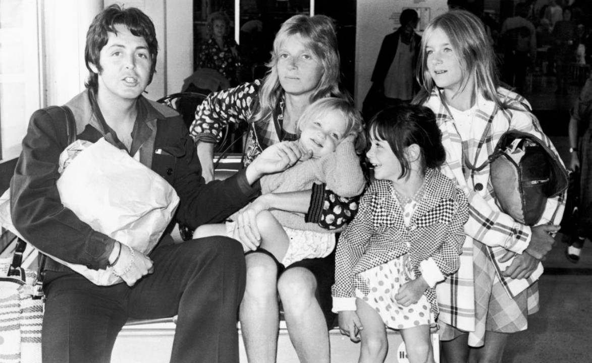 Paul McCartney con su esposa Linda McCartney y sus hijas: Stella, Mary y Heather en el Aeropuerto Heathrow de Londres. fotos con sus hijos