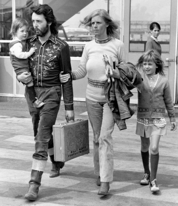 Paul McCartney con su esposa Linda y sus dos hijos: Mary a la izquierda y Heather a la derecha en el aeropuerto Gatwick en el aeropuerto de londres