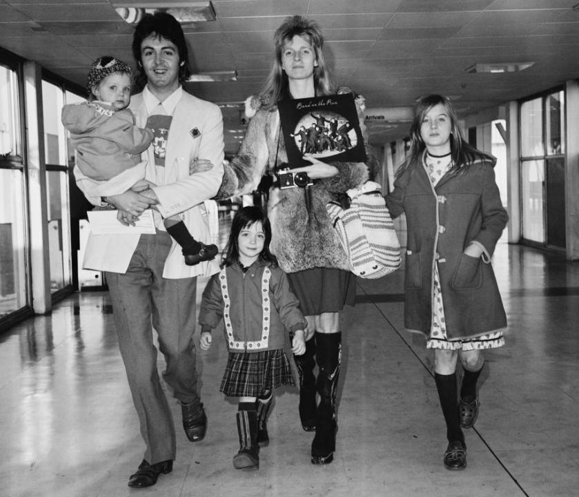 Sir Paul McCartney con su esposa Linda McCartney y sus hijos: Stella McCartney, Mary McCartney y Heather McCartney en el Aeropuerto Heathrow de Londres