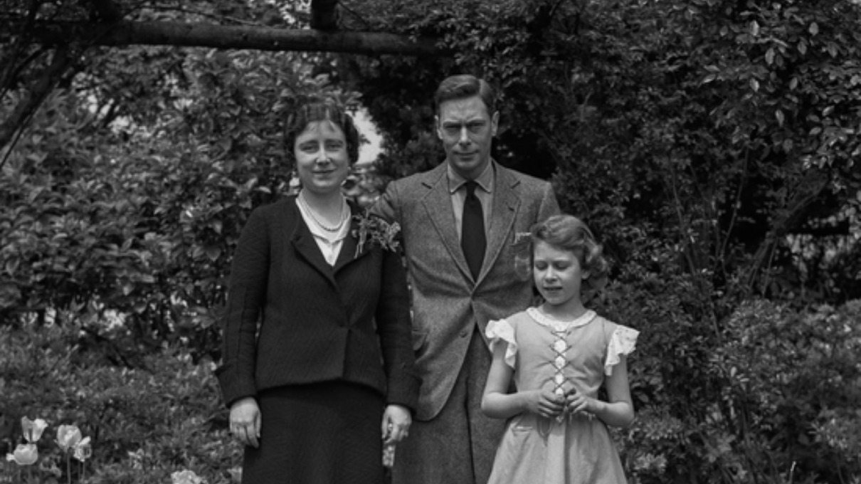 Reina Isabel II con sus padres