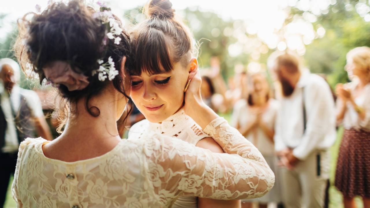 foto de boda gay dos lesbianas casándose novias