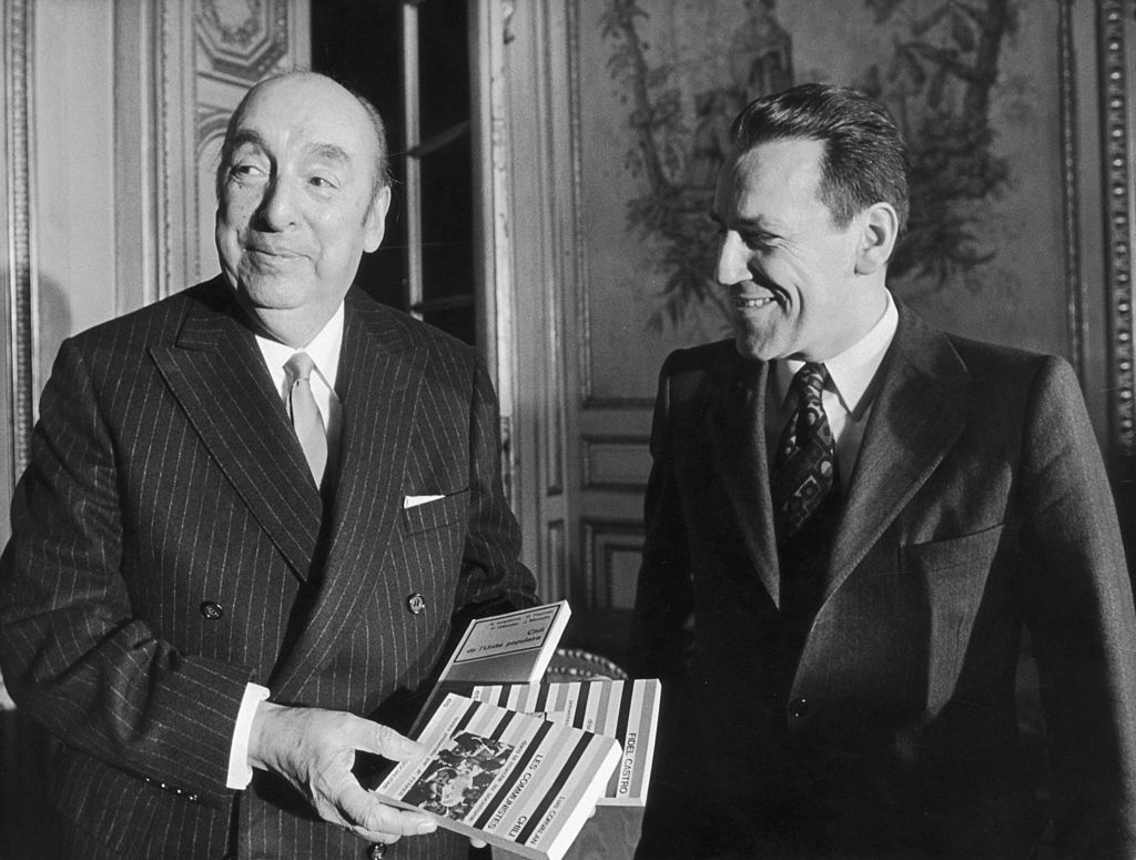 Foto de Pablo Neruda como embajador de Chile en Francia