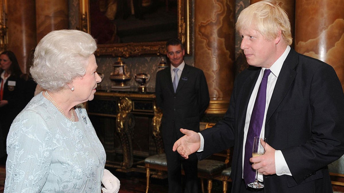 Renunció Boris Johnson y esta fue su relación con la reina Isabel II