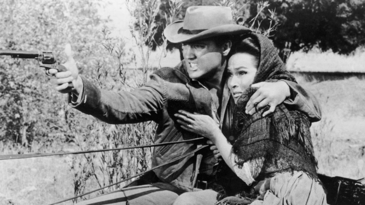 Dolores del Río y Elvis Presley en la película Estrella de Fuego.