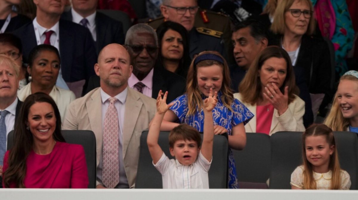 gestos principe louis niño feliz