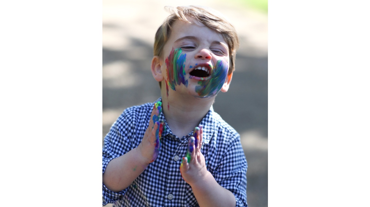 gestos principe louis niño feliz