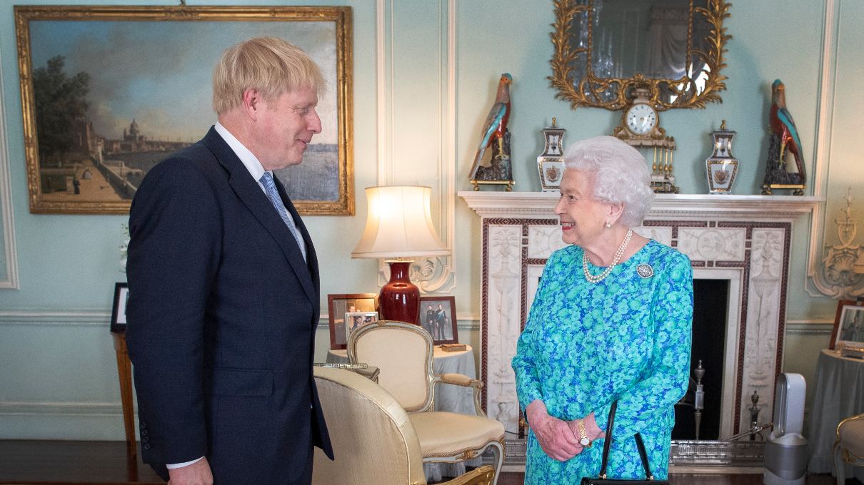 Primer ministro Boris Johnson y la reina Isabel II