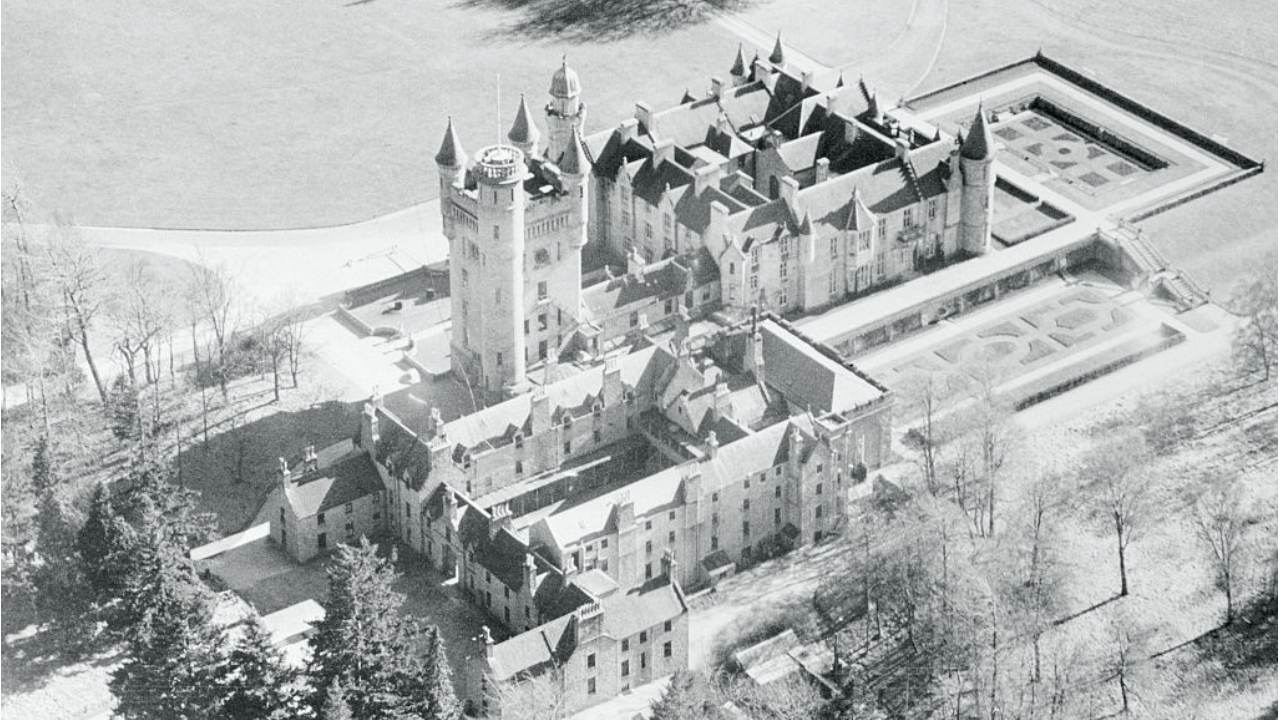 Castillo de Balmoral y la reina Isabel II (getty)