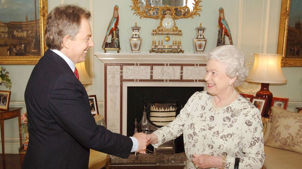 Primer ministro Tony Blair y la reina Isabel II