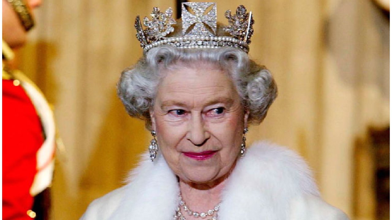 foto de la reina isabel ii con la corona, cual era su ascendente, tauro