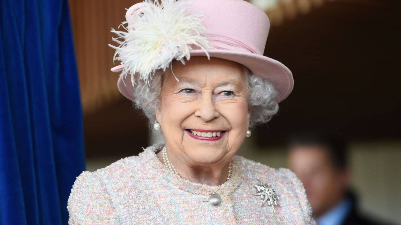 foto de la reina isabel ii con sombrero rosa y sonriendo cual era su signo