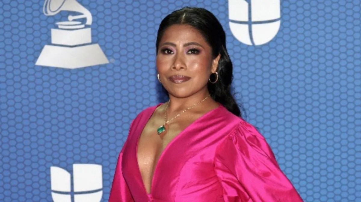 yalitza aparicio vestido rosa foto