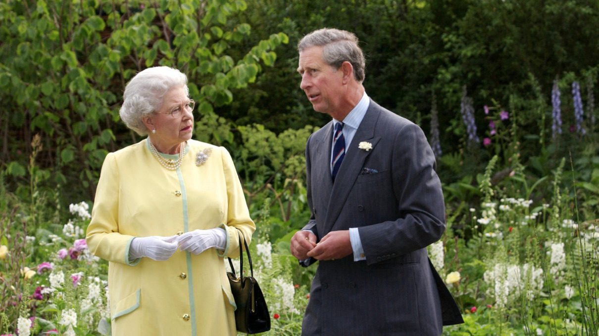 Reina Isabel II y el príncipe Carlos