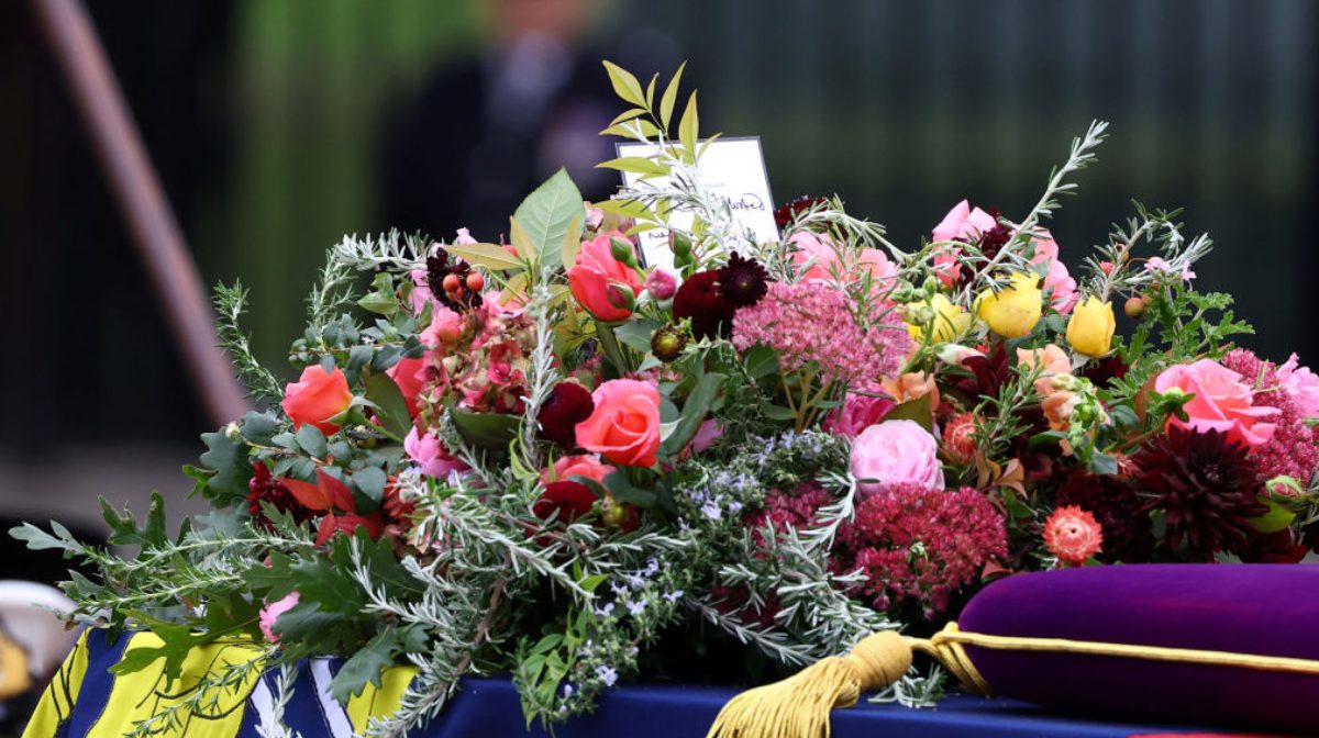 El arreglo floral puesto en el ataúd de la reina Isabel para su funeral es un tributo a Felipe de Edimburgo