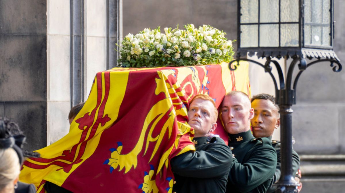 El arreglo floral puesto en el ataúd de la reina Isabel para su funeral es un tributo a Felipe de Edimburgo