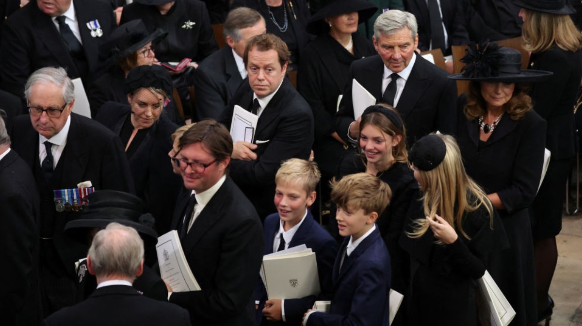 Los hijos de la reina consorte Camilla asistieron al funeral de la reina Isabel