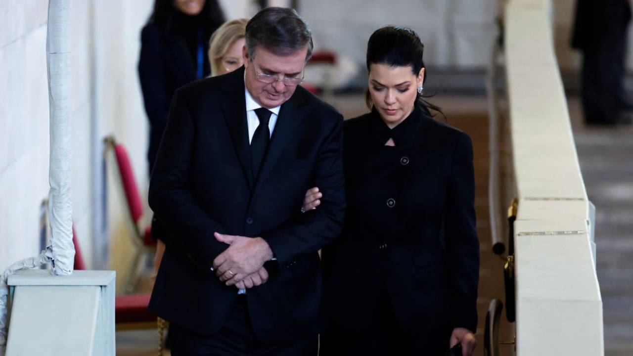 marcelo ebrard y su esposa en el funeral de la reina isabel ii en londres