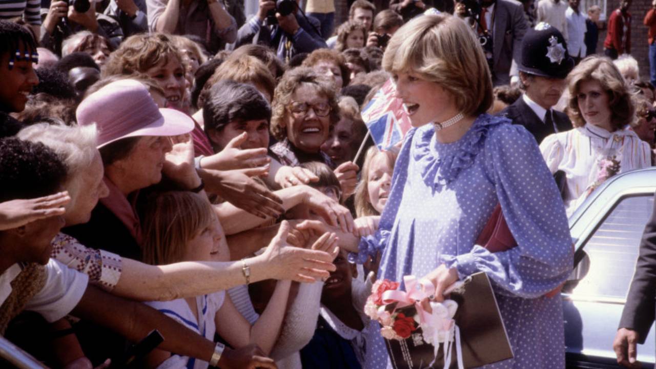 princesa Diana embarazada saludando a la multitud