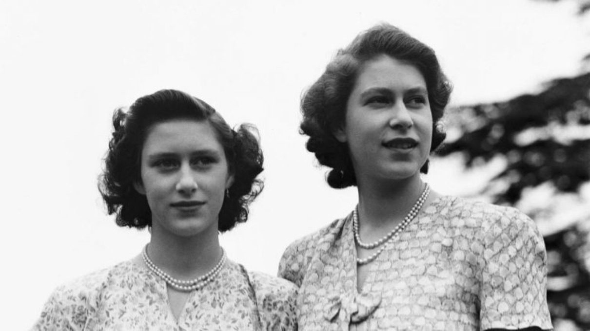 Reina Isabel II y su hermana, la princesa Margarita