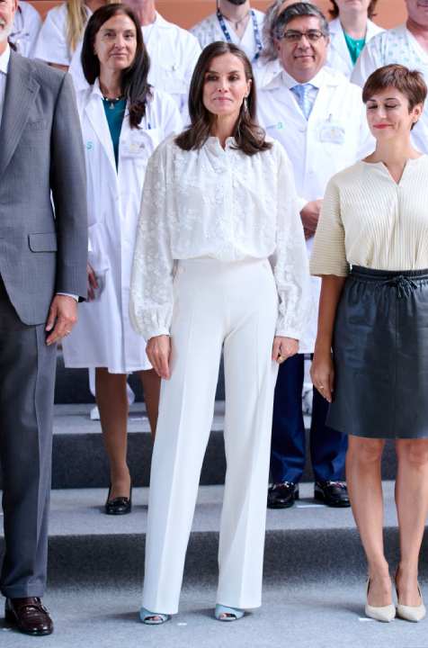 reina letizia de españa usando un look pantalones blancos blusa blanca