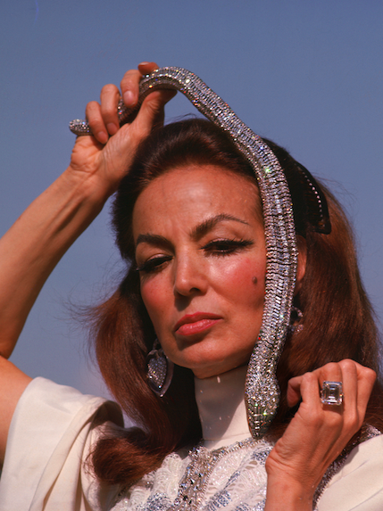 María Félix fotografiada por Ignacio Castillo, usando su collar 'Serpiente', comisionado por Cartier París en 1968