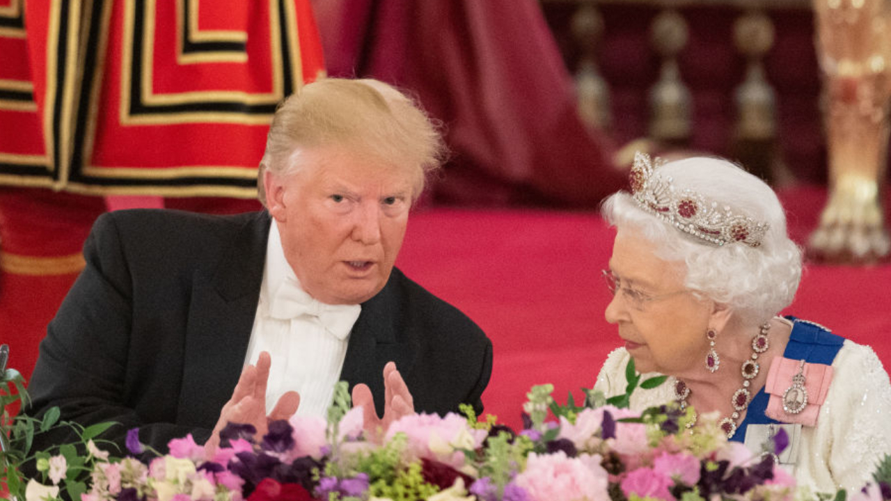  Donald Trump y la Reina Isabel II
