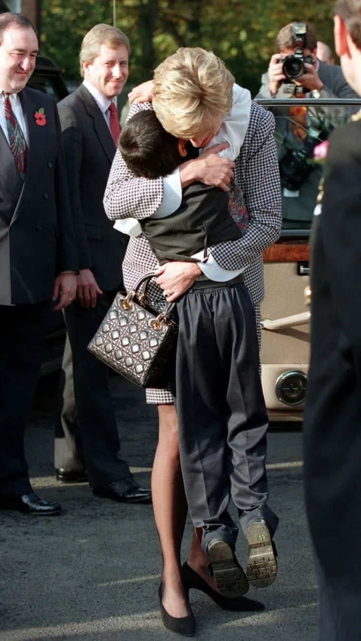 La princesa Diana abrazando a un niño de la Fundación de Birmingham mientras porta un Lady Dior - Foto: Getty Images 