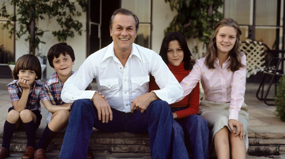  Tony Curtis y sus hijos Benjamin, Nicholas, Allegra y Alexandra, los medios hermanos de Jamie Lee Curtis de dos distintos matrimonios.